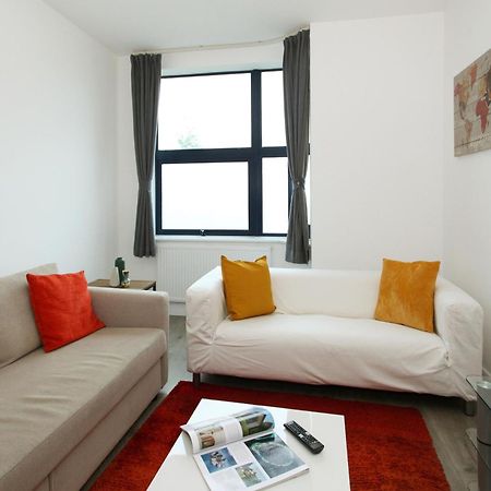Sapphire House Apartments Телфорд Екстериор снимка