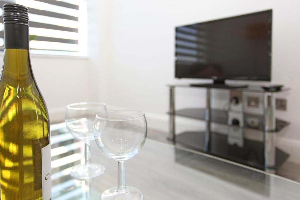 Sapphire House Apartments Телфорд Екстериор снимка