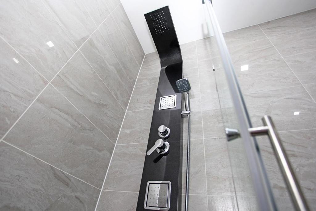 Sapphire House Apartments Телфорд Екстериор снимка