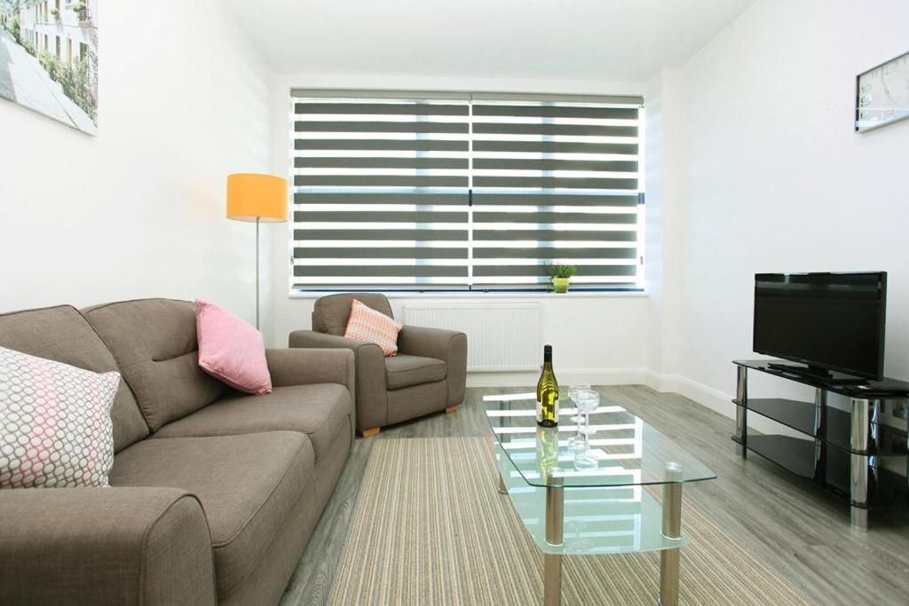 Sapphire House Apartments Телфорд Екстериор снимка