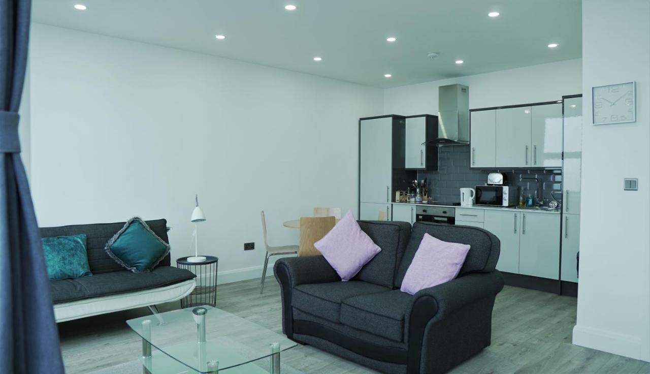 Sapphire House Apartments Телфорд Екстериор снимка