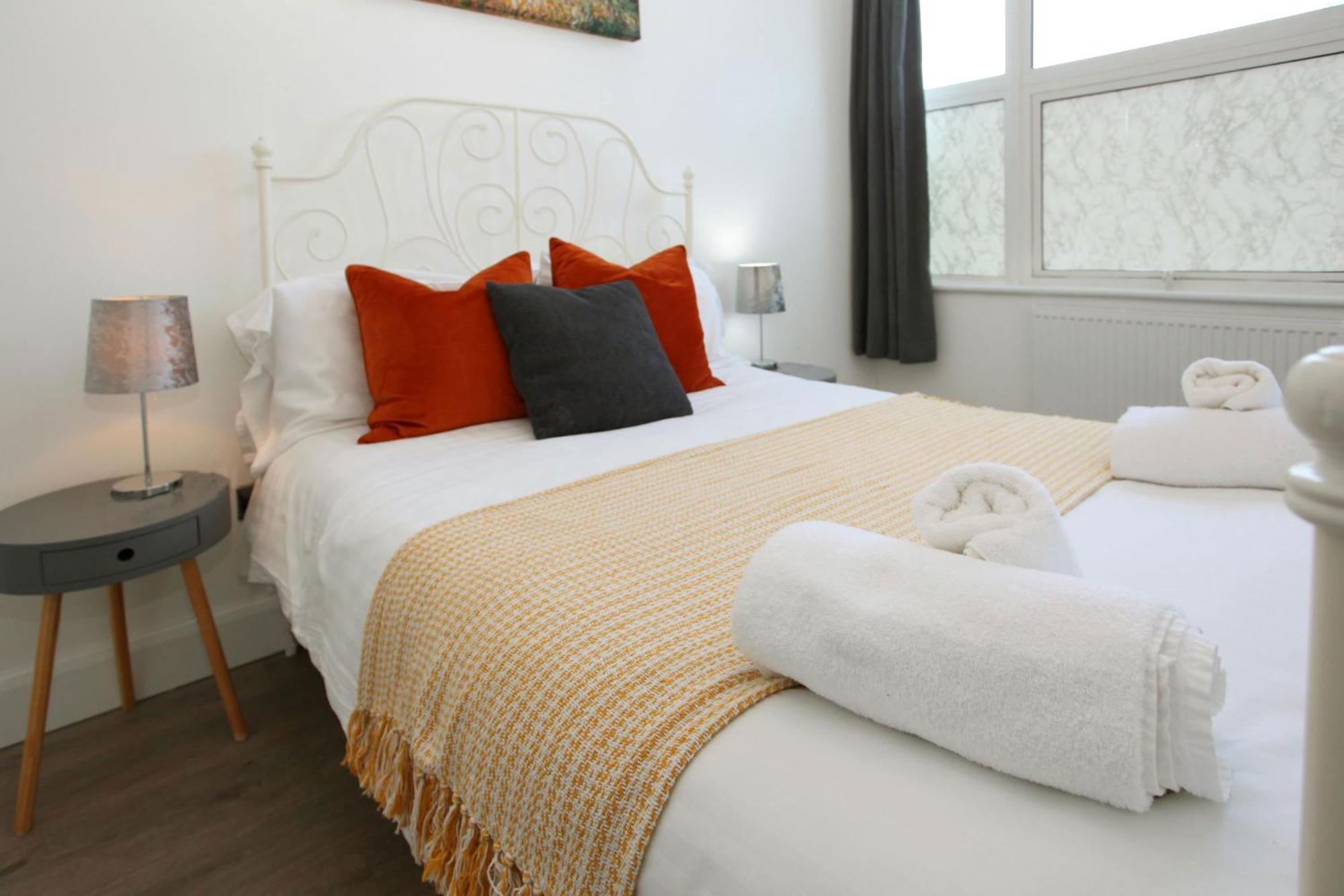 Sapphire House Apartments Телфорд Екстериор снимка