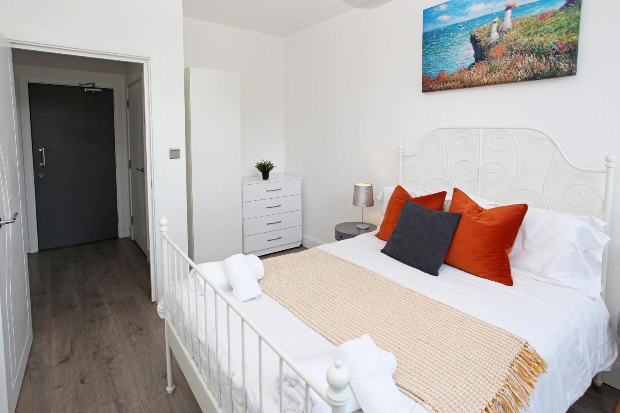 Sapphire House Apartments Телфорд Екстериор снимка