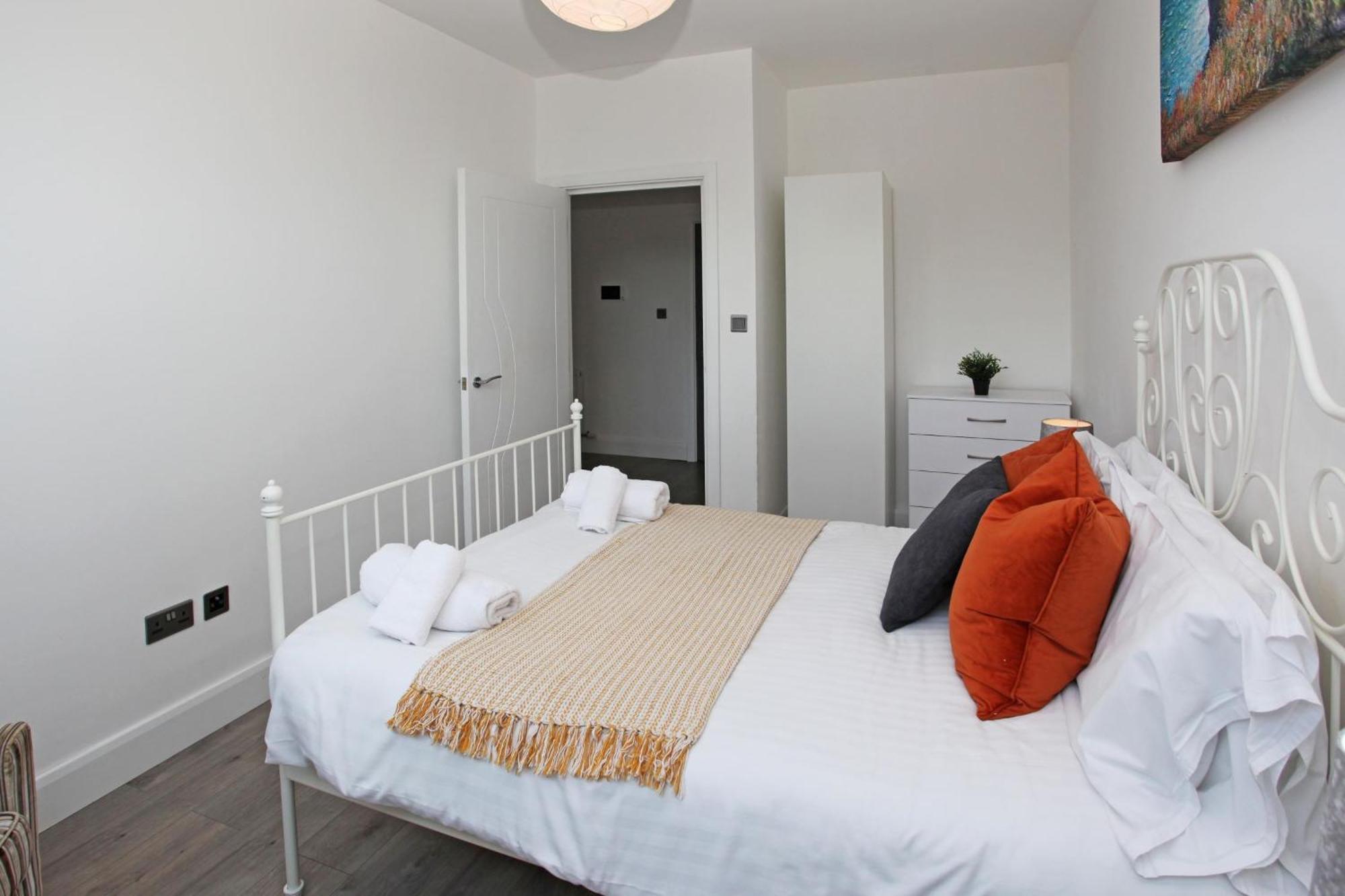 Sapphire House Apartments Телфорд Екстериор снимка