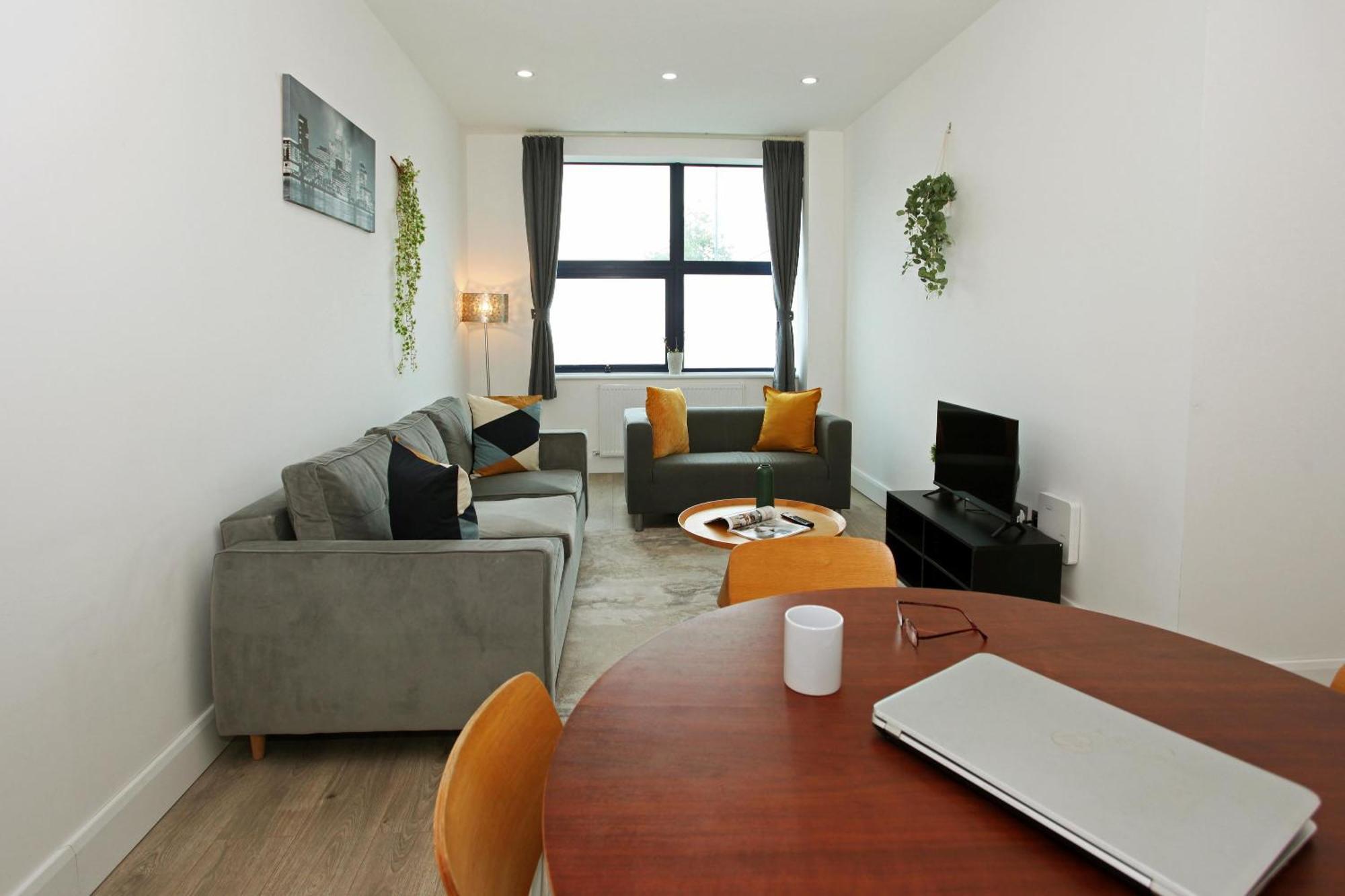 Sapphire House Apartments Телфорд Екстериор снимка