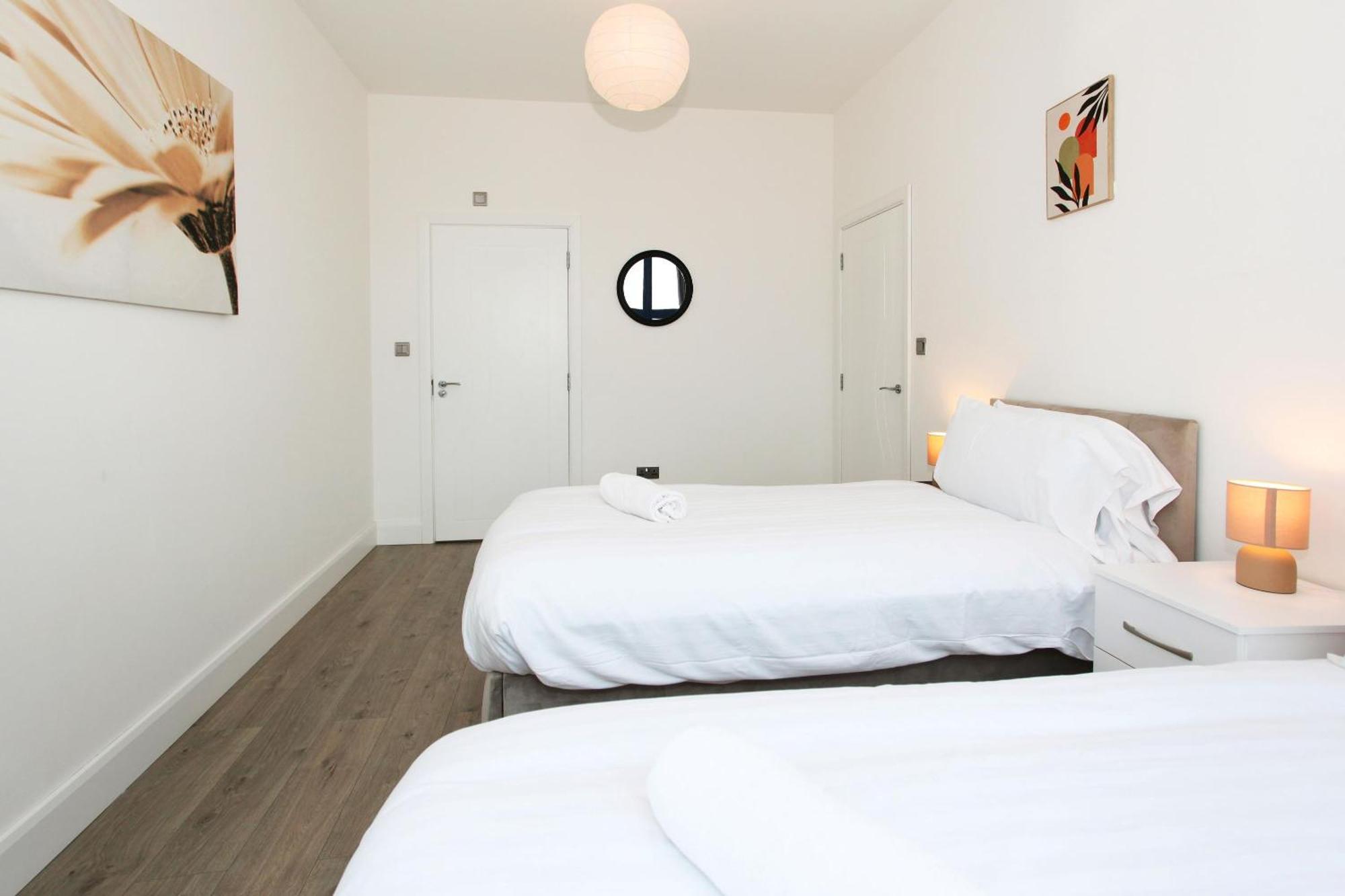 Sapphire House Apartments Телфорд Екстериор снимка