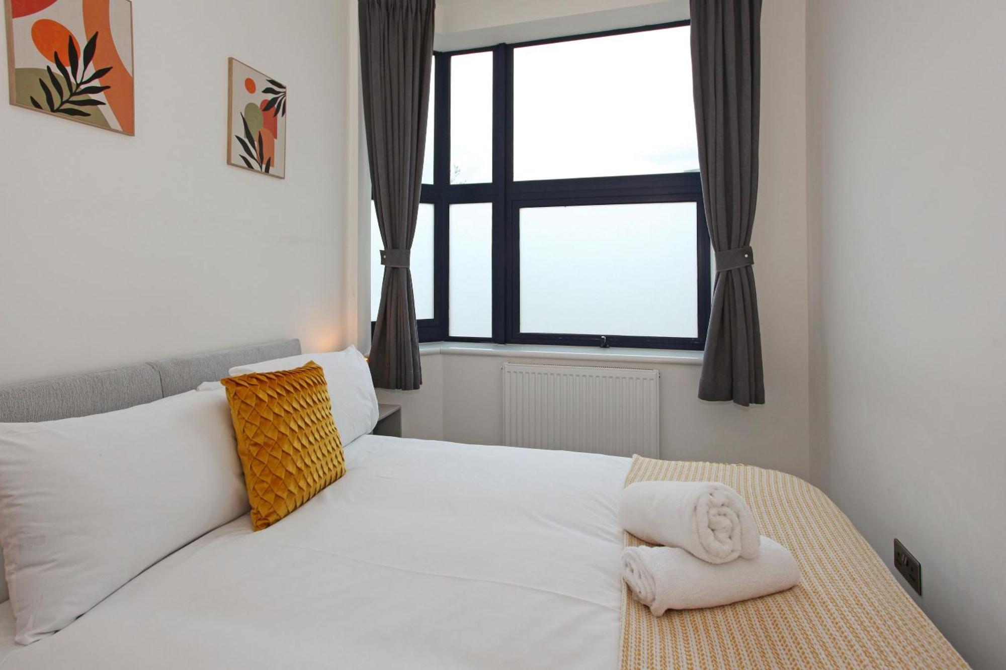 Sapphire House Apartments Телфорд Екстериор снимка