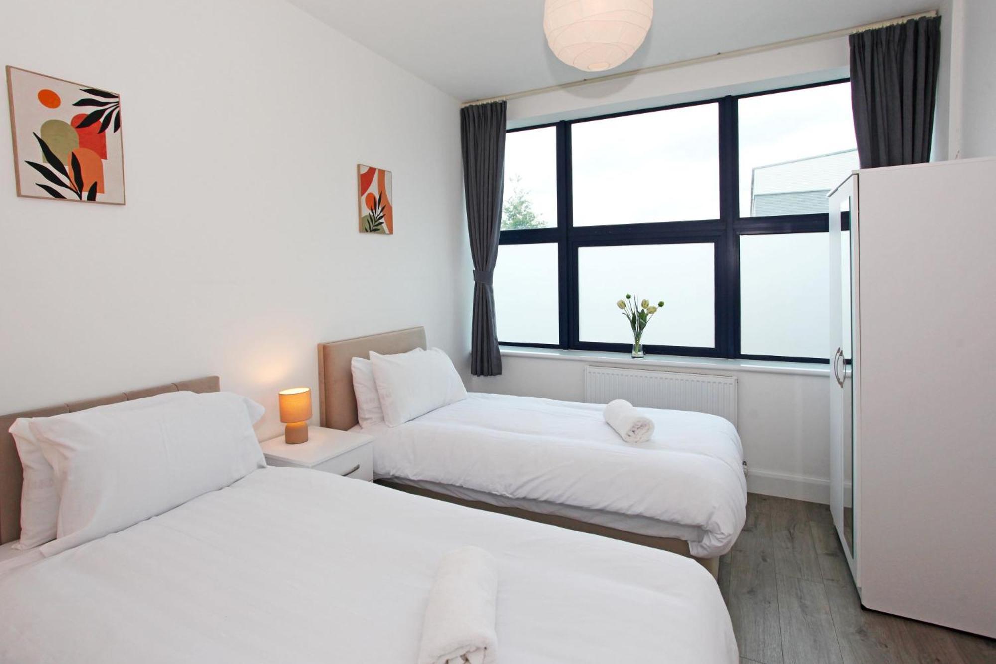 Sapphire House Apartments Телфорд Екстериор снимка