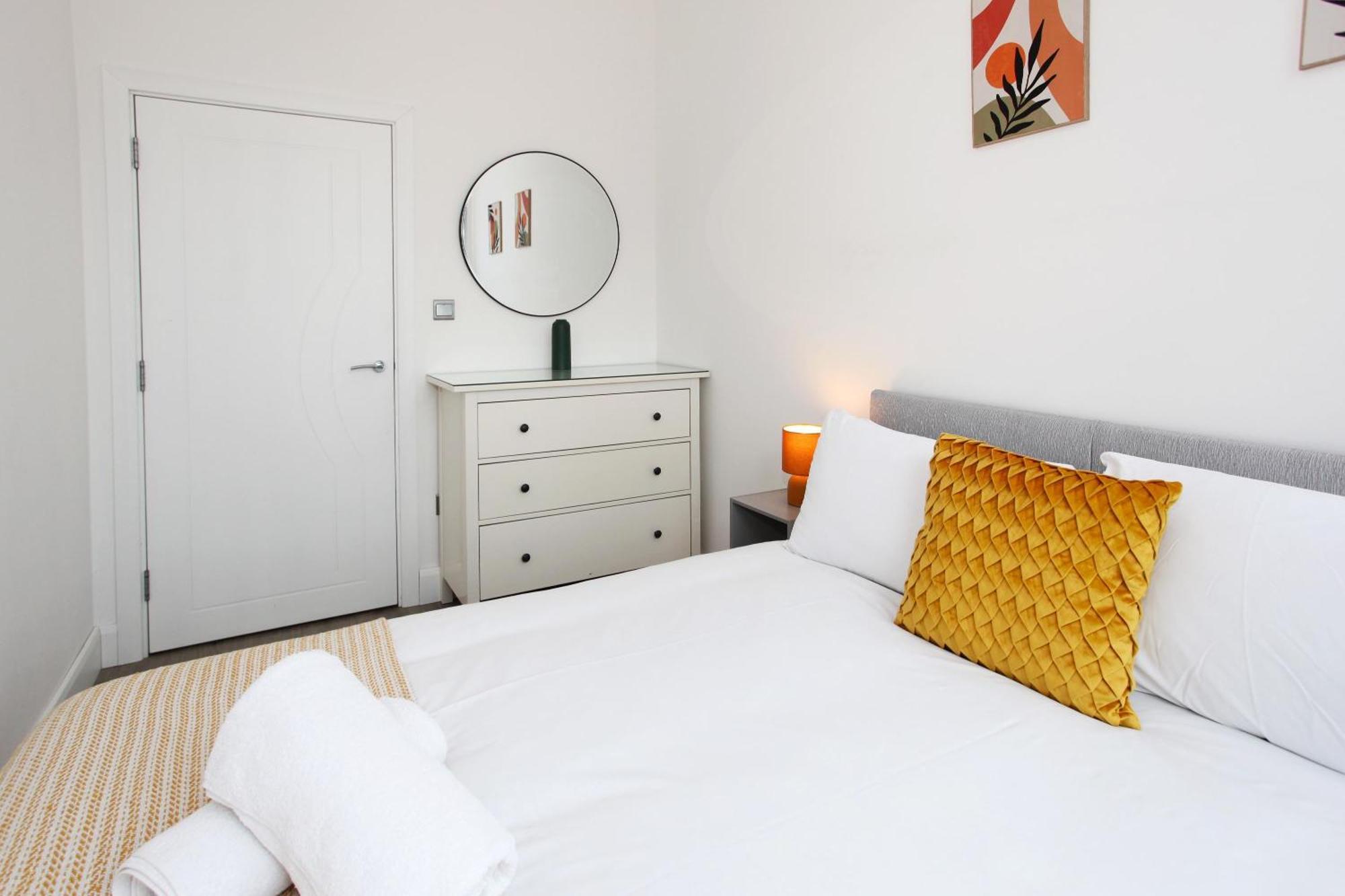 Sapphire House Apartments Телфорд Екстериор снимка