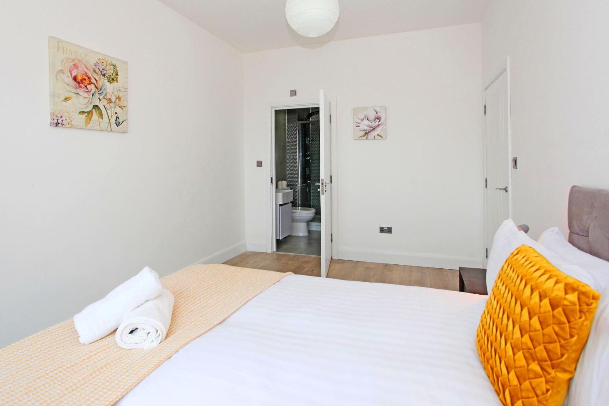 Sapphire House Apartments Телфорд Екстериор снимка