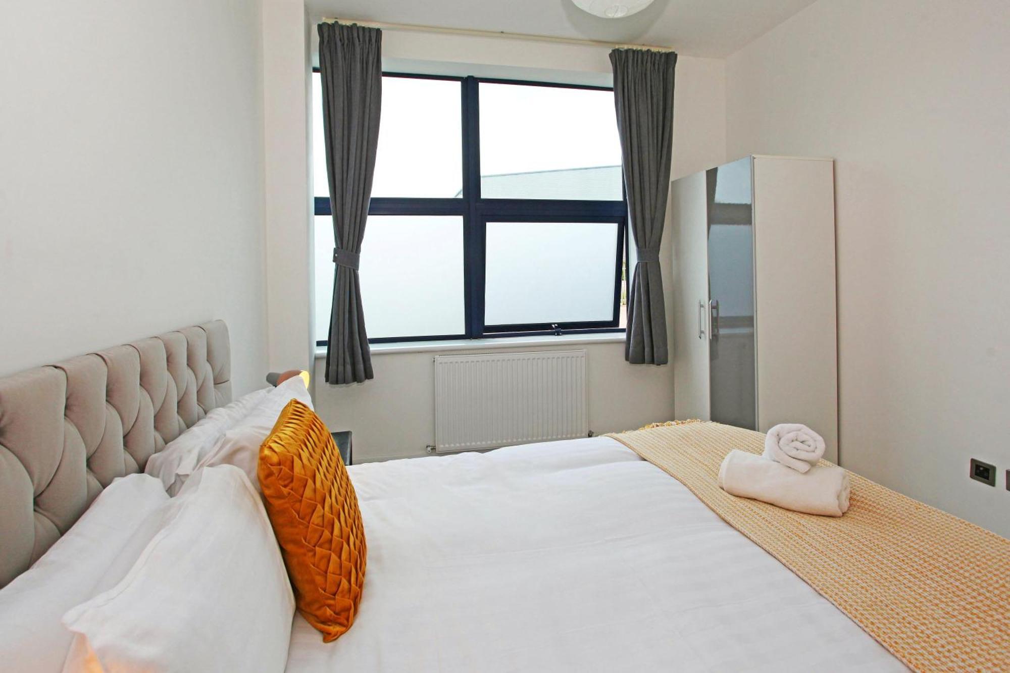 Sapphire House Apartments Телфорд Екстериор снимка