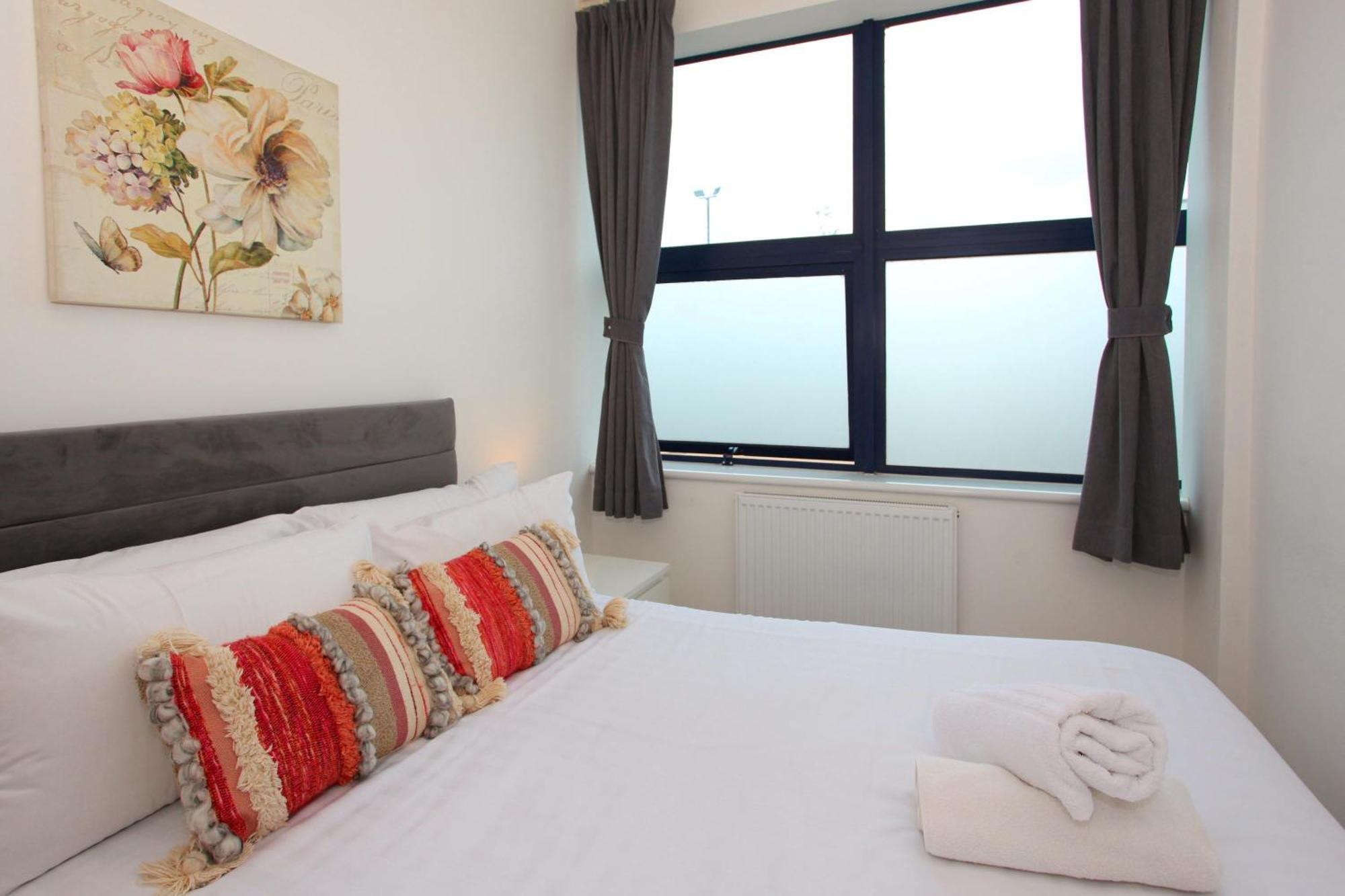 Sapphire House Apartments Телфорд Екстериор снимка