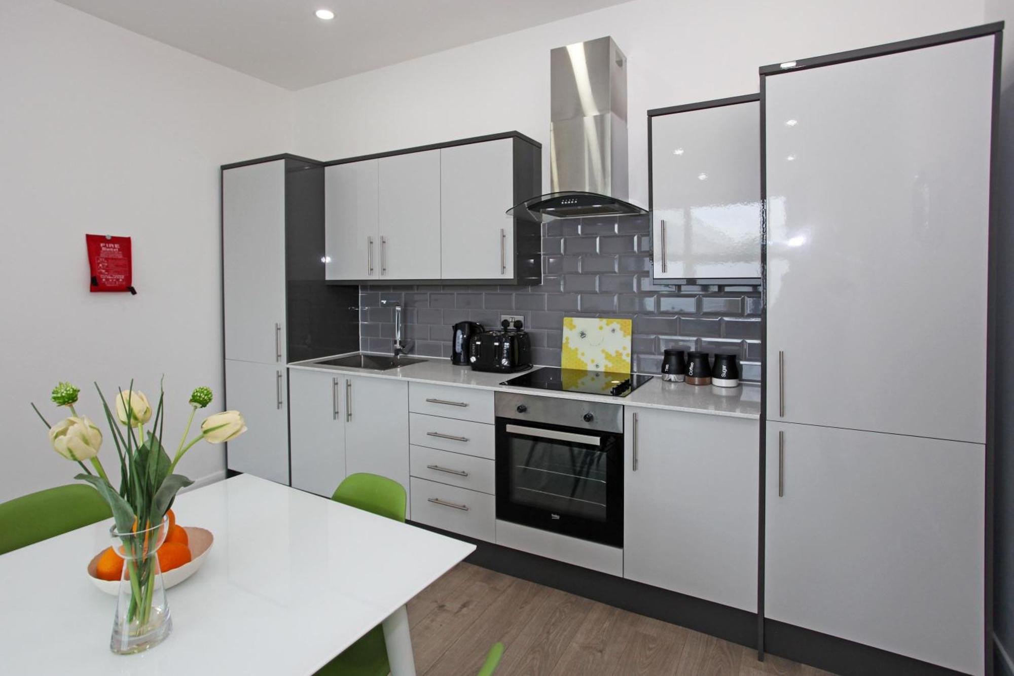 Sapphire House Apartments Телфорд Екстериор снимка