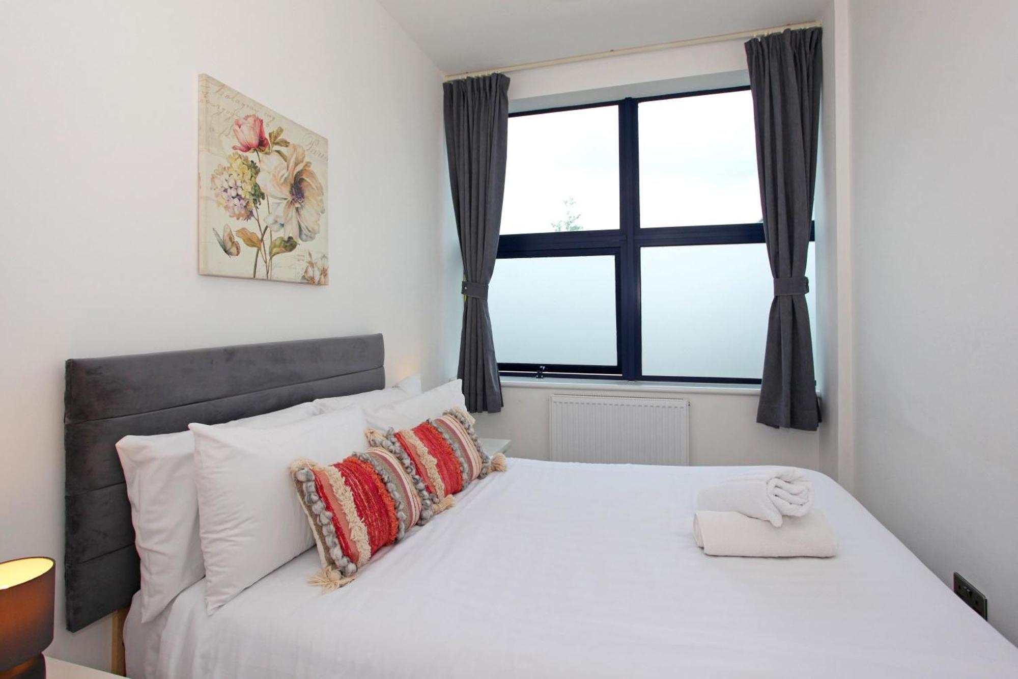 Sapphire House Apartments Телфорд Екстериор снимка