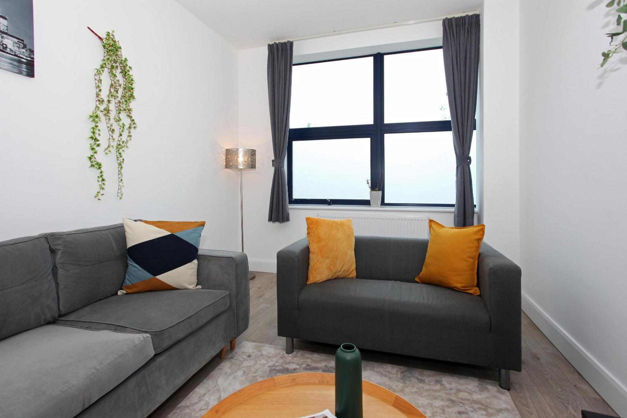 Sapphire House Apartments Телфорд Екстериор снимка
