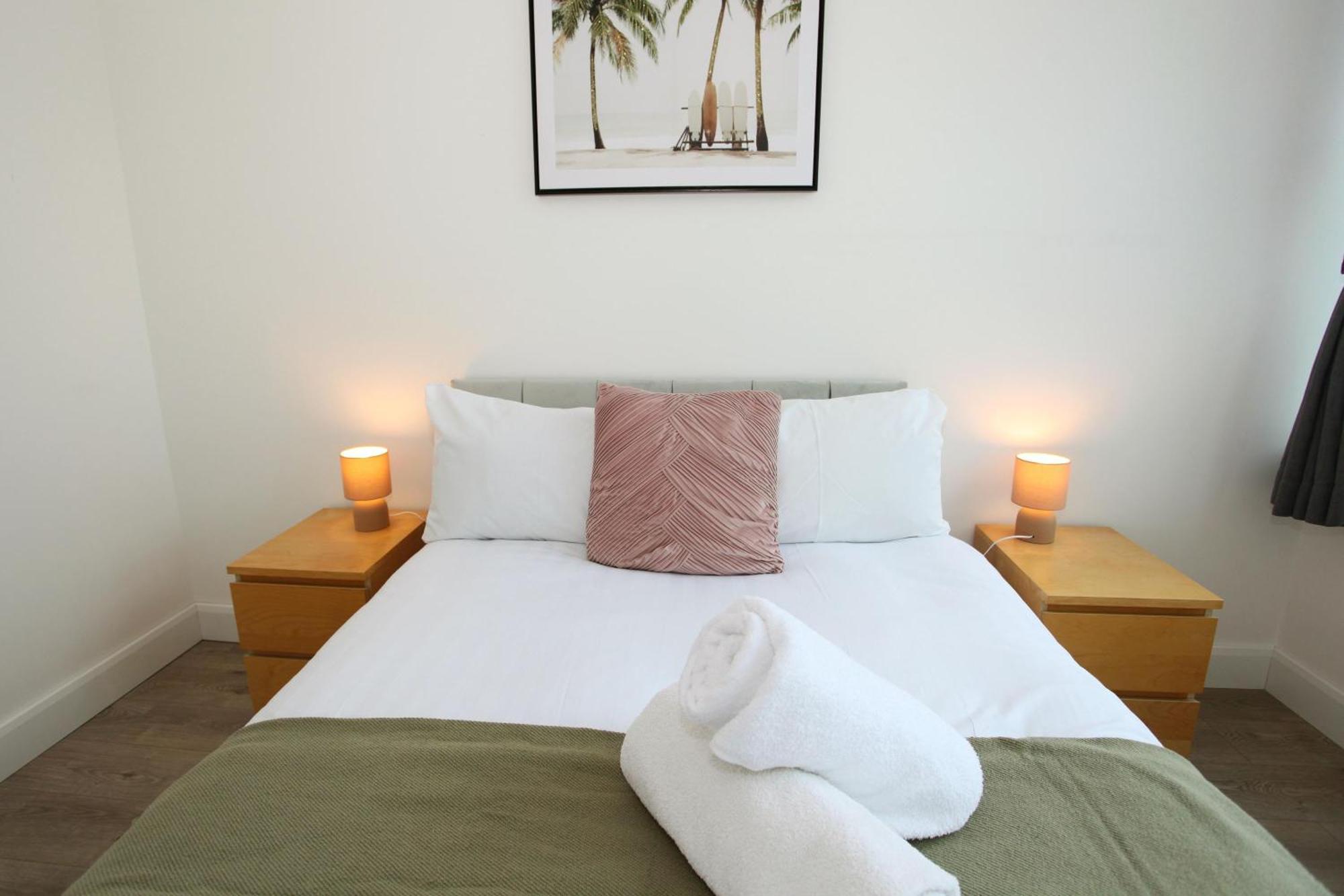 Sapphire House Apartments Телфорд Екстериор снимка