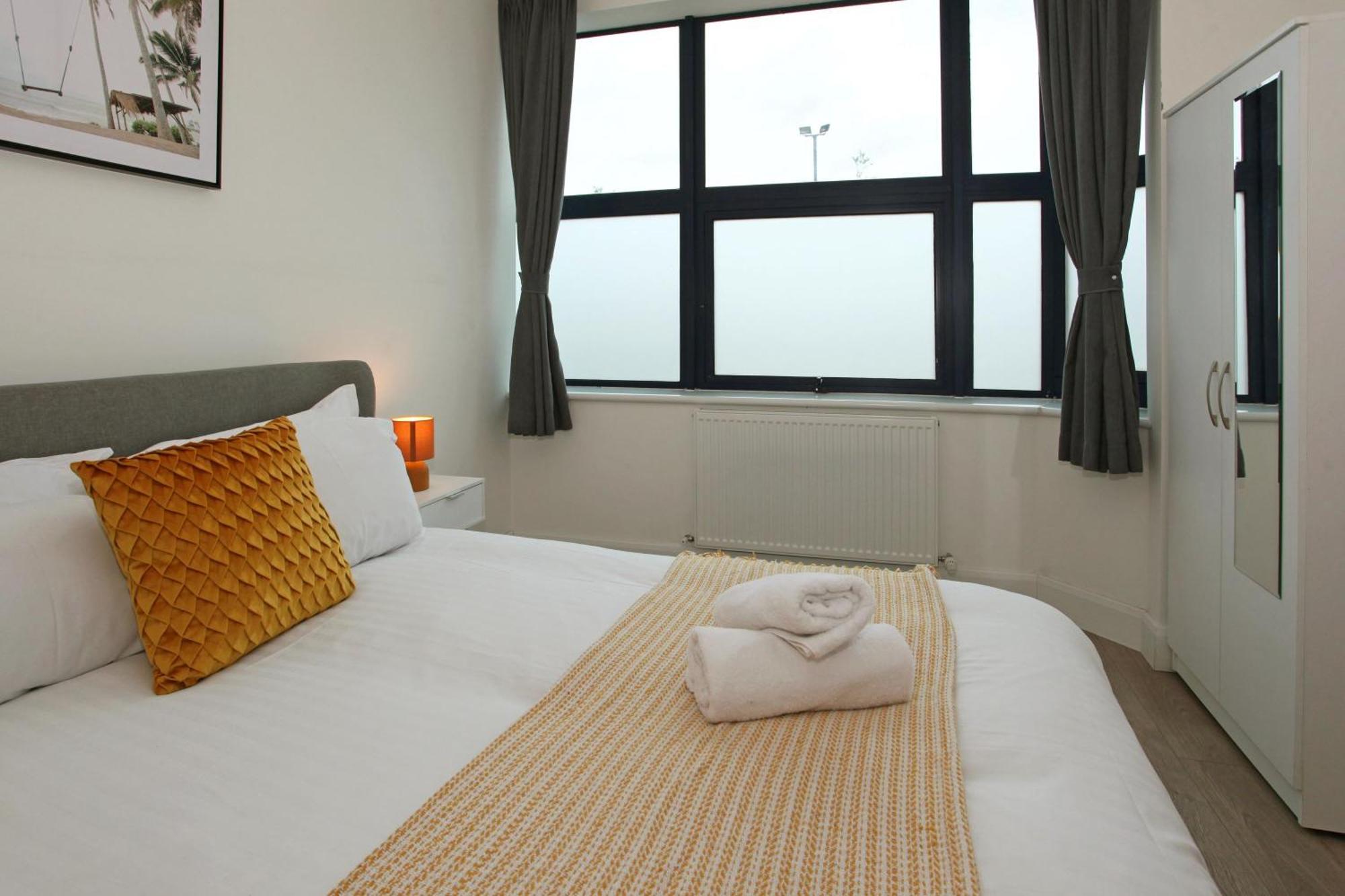 Sapphire House Apartments Телфорд Екстериор снимка