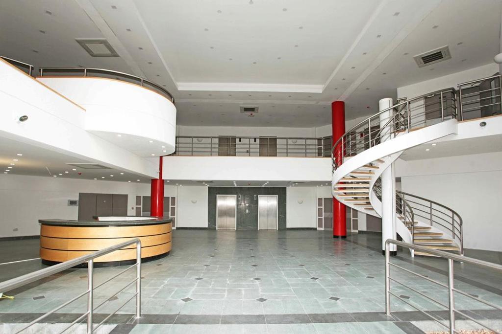 Sapphire House Apartments Телфорд Екстериор снимка